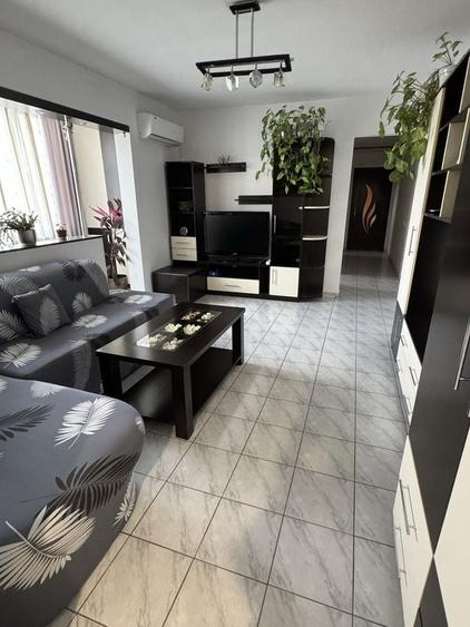 Apartament cu 3 camere semidecomandat în Berceni