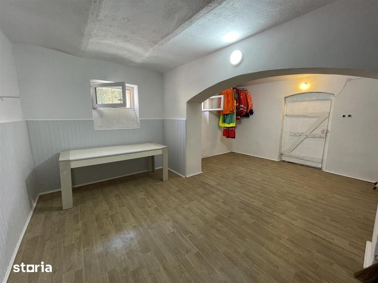 Apartament cu 3 camere semidecomandat în Central — fotografia 1