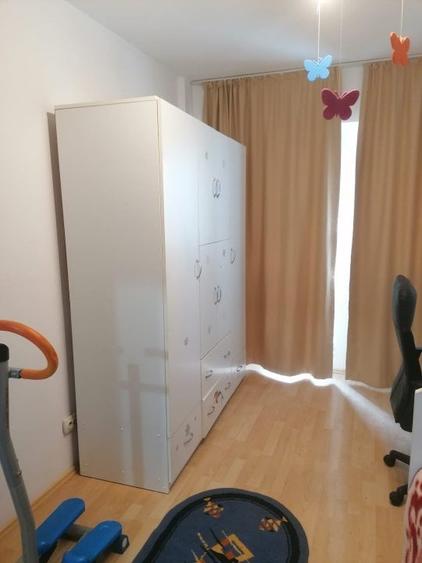 Apartament cu 3 camere decomandat în Far