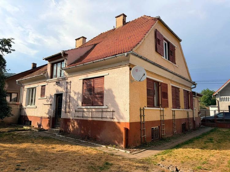 Vand CASA - Codlea, str.T.Vladimirescu, nr.9 jud. Brasov - 7 camere (2 apartamente), pivnita si pod - 3