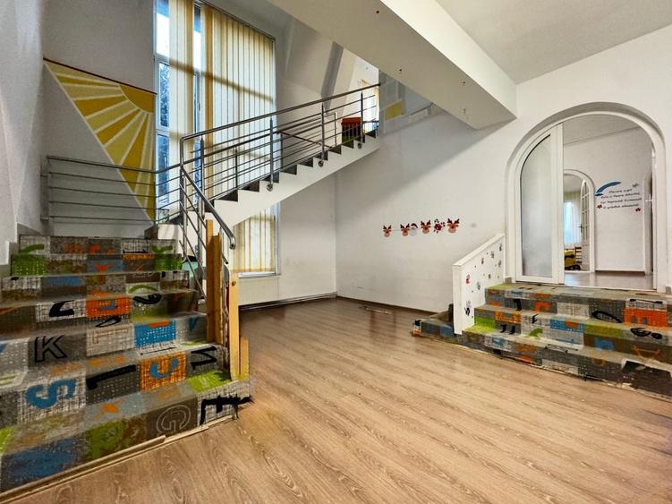 Casă individuală cu 7 camere cu Canalizare în Aradului