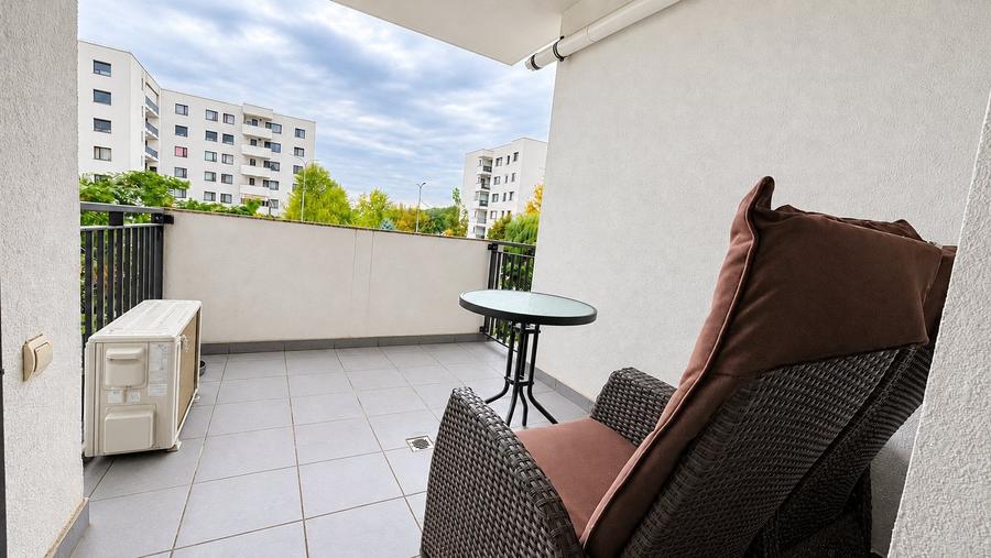 Apartament cu 3 camere semidecomandat, mobilat în Băneasa
