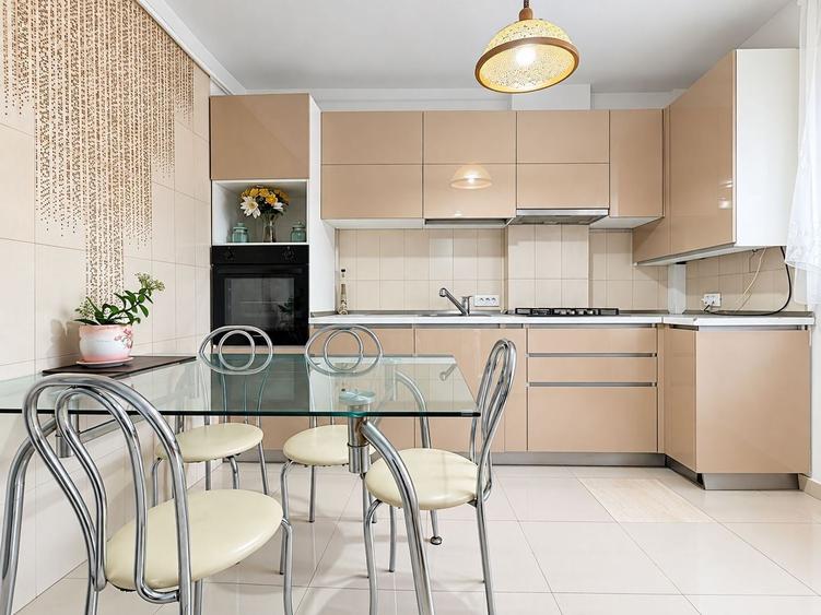 Apartament cu 3 camere decomandat, mobilat în Lipovei