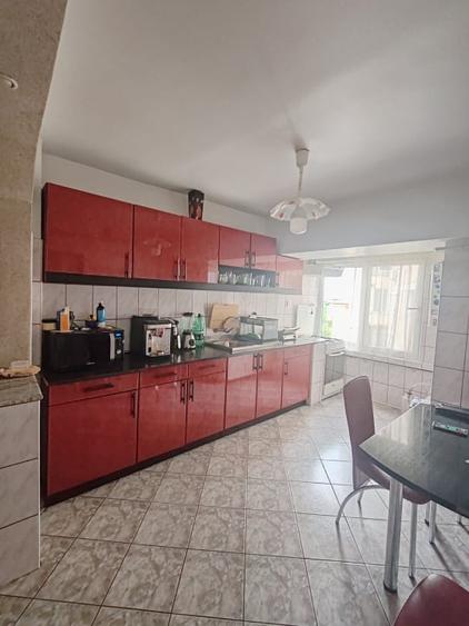 Apartament cu 4 camere decomandat, mobilat în Republicii