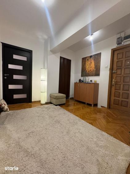 Apartament cu 3 camere semidecomandat în Victoriei