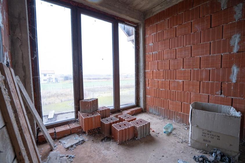 Casă individuală cu 7 camere cu Canalizare în Rontău