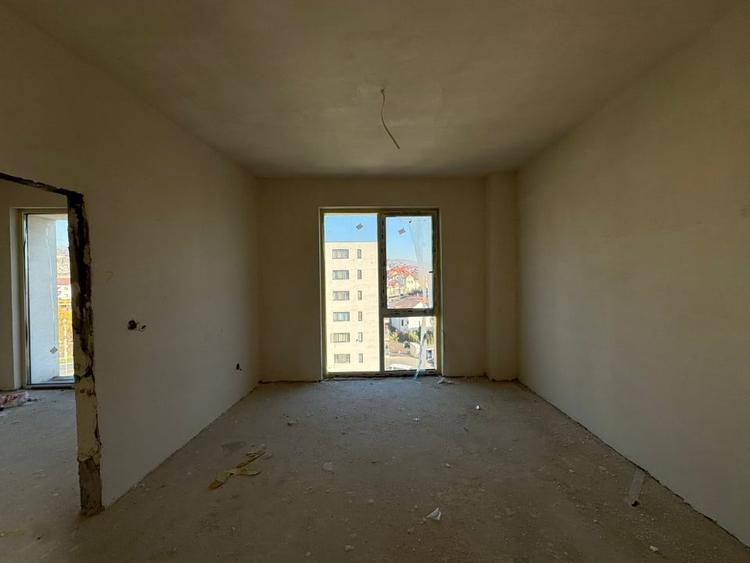 Apartament cu 6 camere decomandat în Dâmbul Rotund