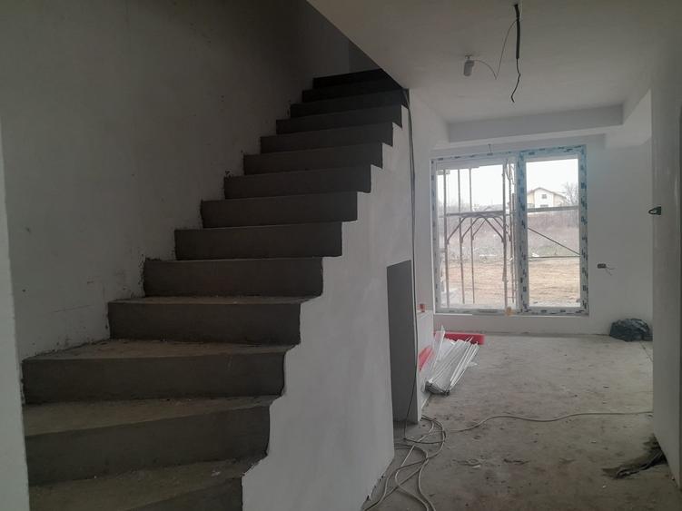 Duplex cu 4 camere cu Canalizare în Balotești