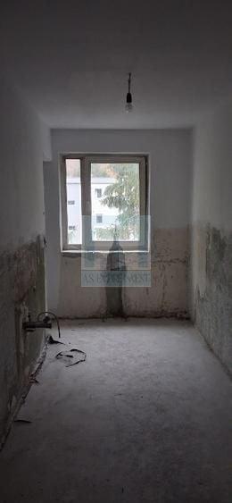 Apartament cu 3 camere semidecomandat în Astra