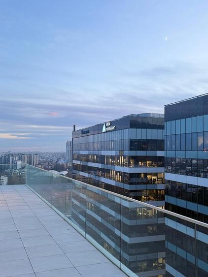 Penthouse cu 4 camere decomandat în Aviației