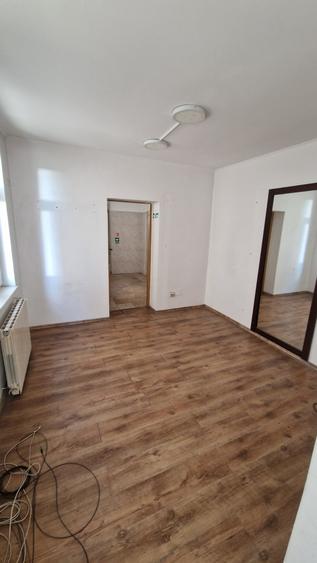 Casă individuală cu 6 camere cu Canalizare în Calea Călărașilor