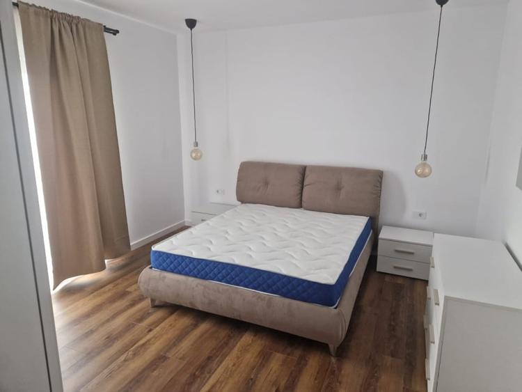 Apartament cu 3 camere decomandat, mobilat în Exterior Est
