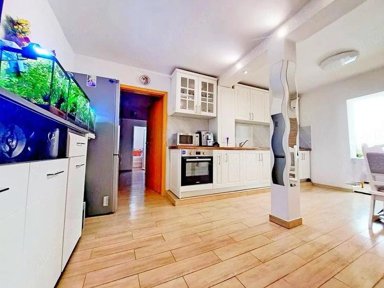 Apartament cu 3 camere decomandat în Lipovei