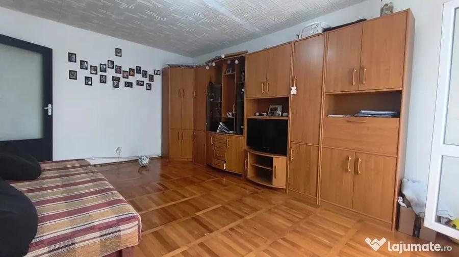 Apartament cu 3 camere decomandat în Piața Centrală