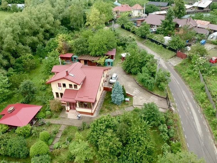 Casă cu 6 camere cu Teren 8800 Mp în Gura Văii