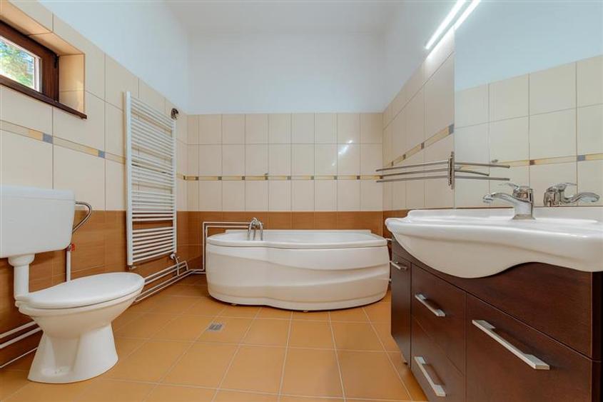 Casă individuală cu 7 camere cu Canalizare în Bran