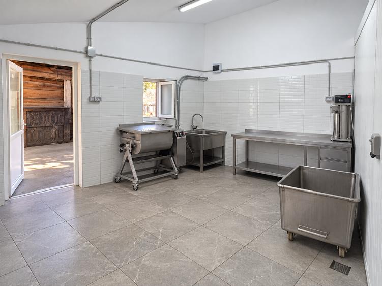 Casă individuală cu 5 camere cu Garaj în Săcălaz