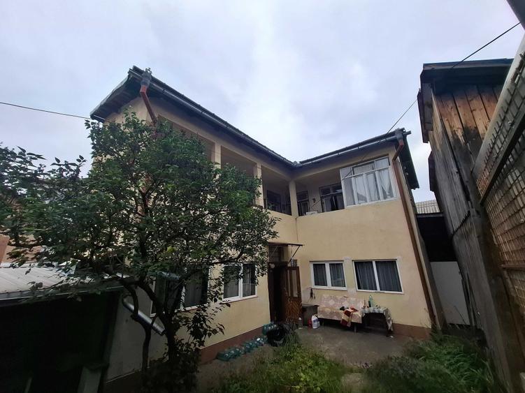 Casă cu 4 camere decomandat în Central