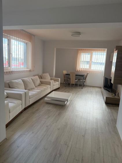 Apartament cu 3 camere semidecomandat în Roșu