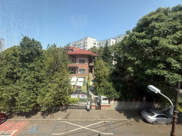 Casă individuală cu 12 camere cu Canalizare în Cotroceni