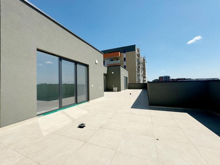 Penthouse cu 3 camere decomandat în Aradului