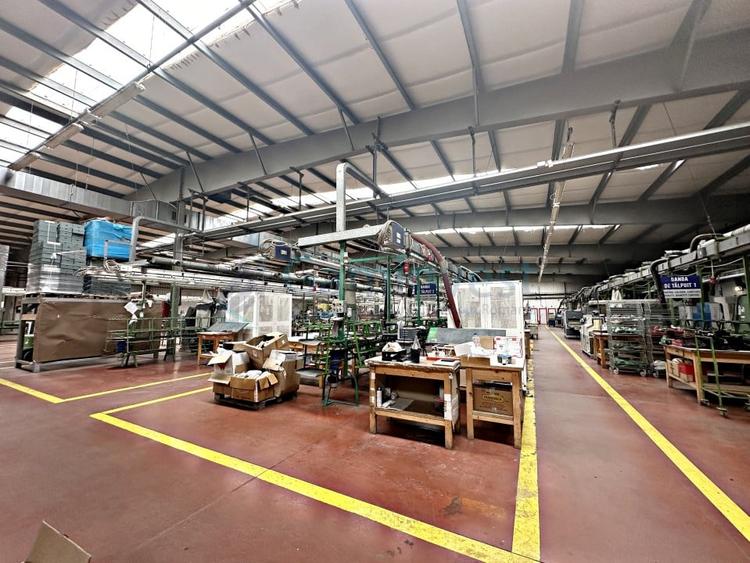 Spațiu industrial, de 2,135 mp, în Nord