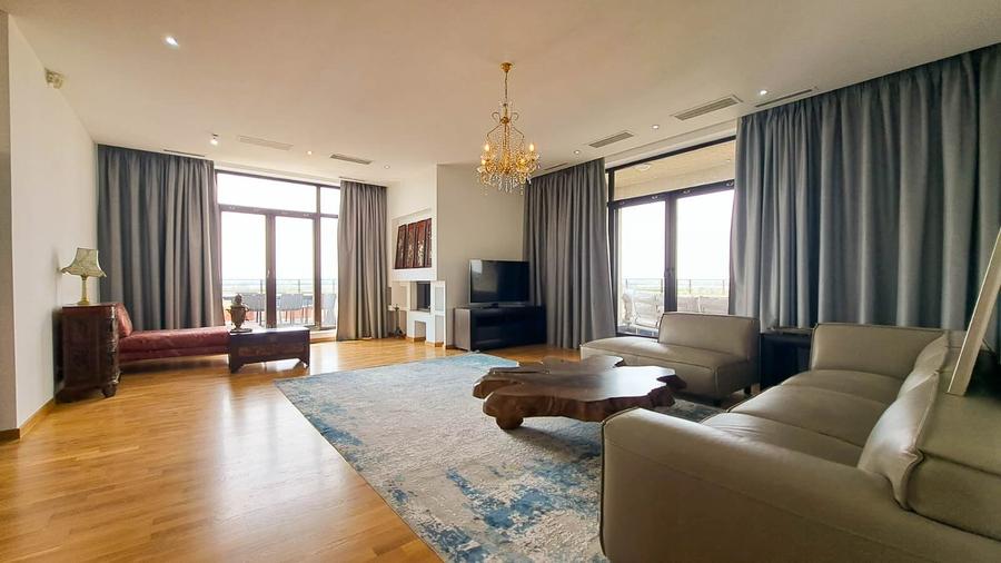 Apartament cu 4 camere semidecomandat, mobilat în Băneasa