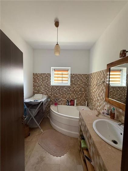 Casă individuală cu 5 camere cu Canalizare în Giroc