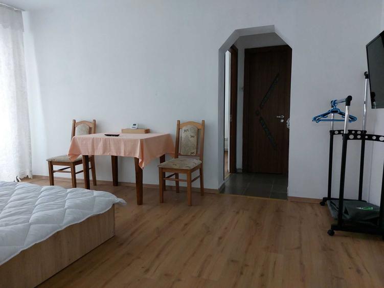 Apartament cu 3 camere semidecomandat în Slătinioara