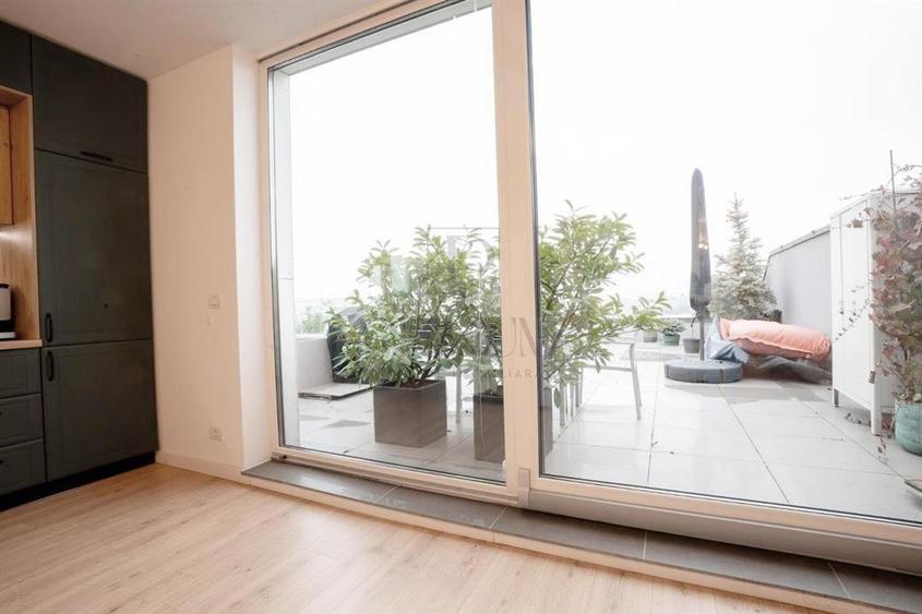 Penthouse cu 3 camere decomandat, mobilat în Take Ionescu