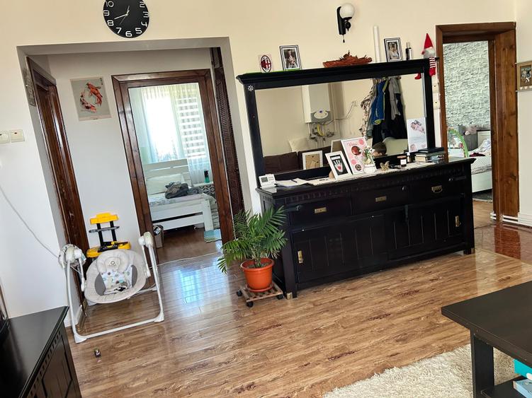 Apartament cu 4 camere decomandat în Crasna