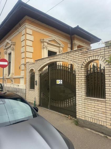 Casă cu 4 camere cu Teren 600 Mp în Central