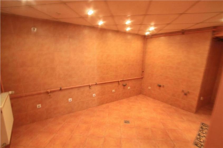 Casă individuală cu 5 camere cu Canalizare în Romană