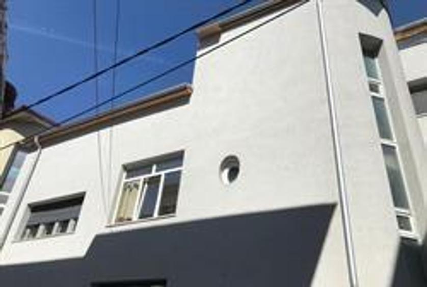 Apartament cu 3 camere semidecomandat, mobilat în Moșilor