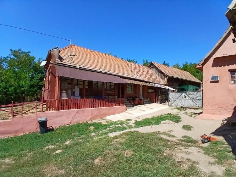 Casă cu 4 camere în Roșia
