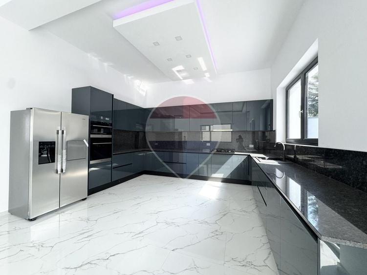 Casă individuală cu 6 camere cu Teren 422 Mp în Pipera