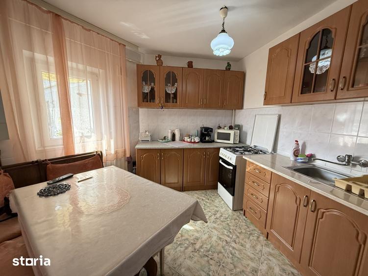 Apartament cu 3 camere semidecomandat în Soarelui
