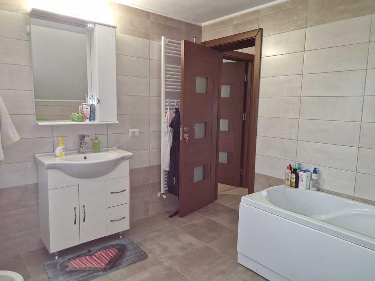 Casă cu 4 camere în Olteni