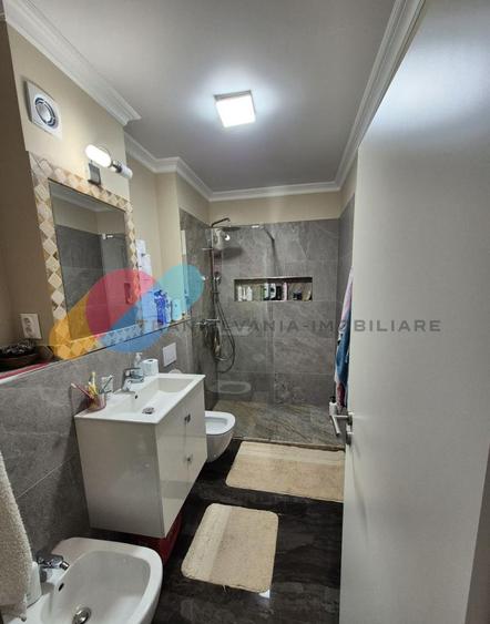 Apartament cu 3 camere semidecomandat, mobilat în Chinteni