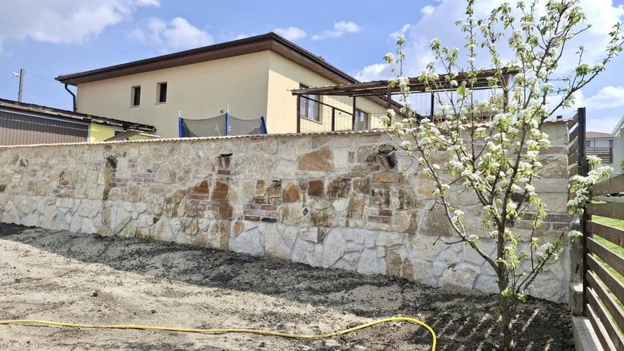 Casă individuală cu 4 camere cu Canalizare în Dezmir