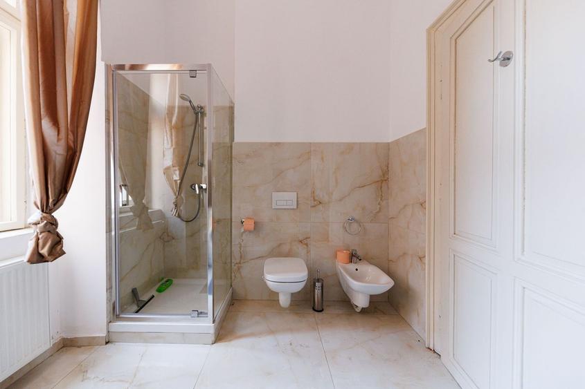 Casă individuală cu 15 camere cu Canalizare în P-ța Unirii