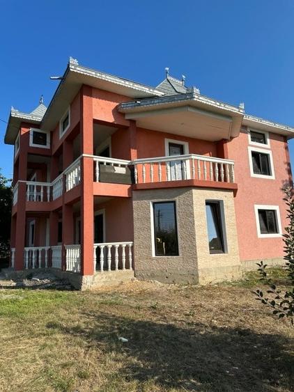Casă individuală cu 8 camere cu Teren 1000 Mp în Bălușeni