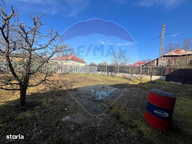 Casă cu 4 camere cu Teren 700 Mp în Străoane