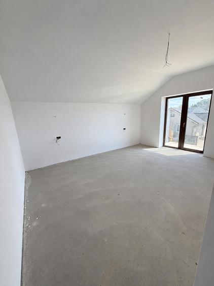Casă individuală cu 5 camere cu Teren 348 Mp în Periferie