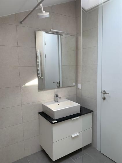 Casă cu 5 camere cu Garaj în Central