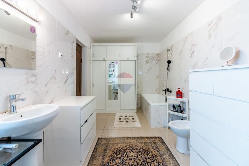 Casă individuală cu 8 camere cu Teren 476 Mp în Corbeanca