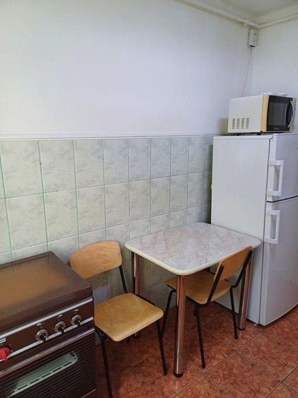 Apartament cu 3 camere semidecomandat în Medicină
