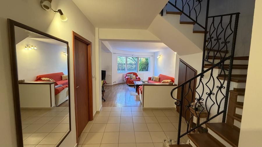 Duplex cu 5 camere cu Canalizare în Roșu