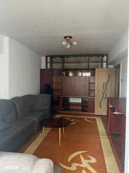 Apartament cu 3 camere decomandat în Calea București