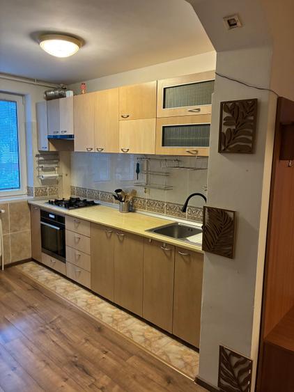 Apartament cu 3 camere decomandat în Berceni